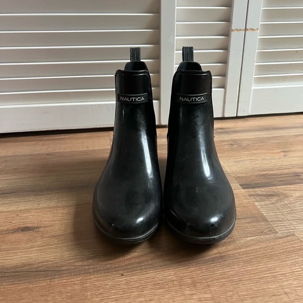 Woman’s Nautica Black Ankle Rain Boot Size 7